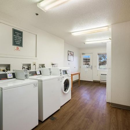 リボーニア ホームタウン スタジオズ デトロイト リヴォニアモーテル エクステリア 写真